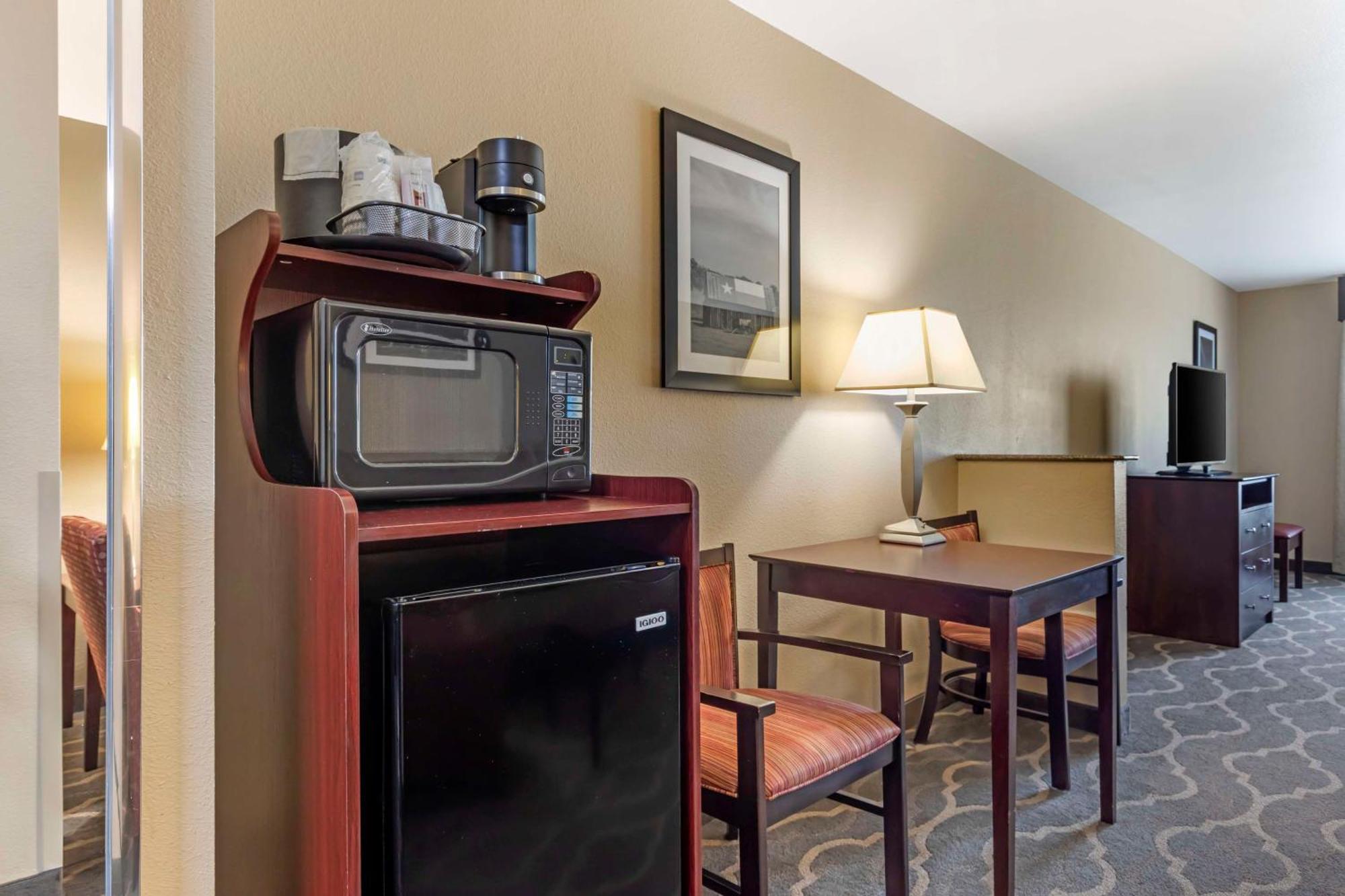 Western & Hotel 3*